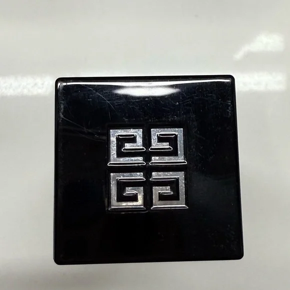 Givenchy PRISME LIBRE SKIN-CARING MATTE FOUNDATION 5-W355, Brand New without box - Picture 7 of 9